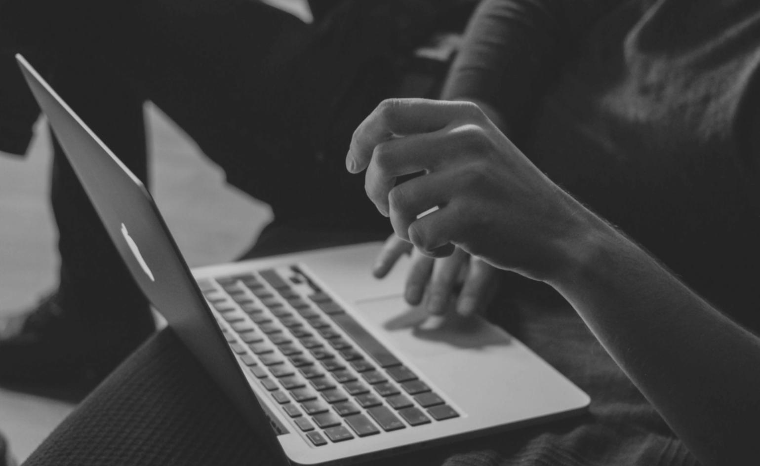 Bureau moderne avec équipement d'analyse financière et écrans de données