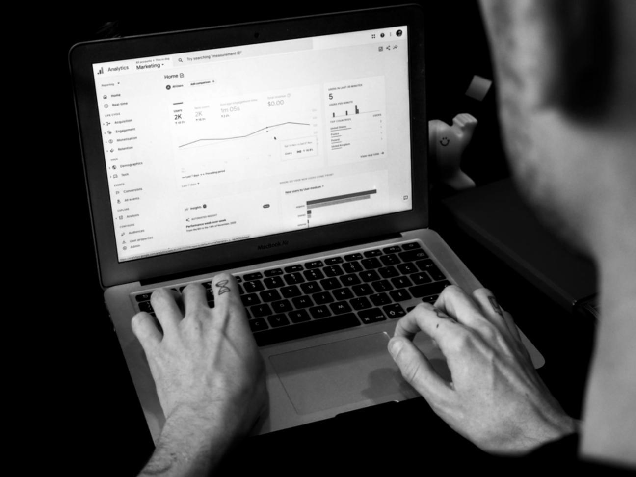 Équipe d'analystes travaillant sur des projections financières