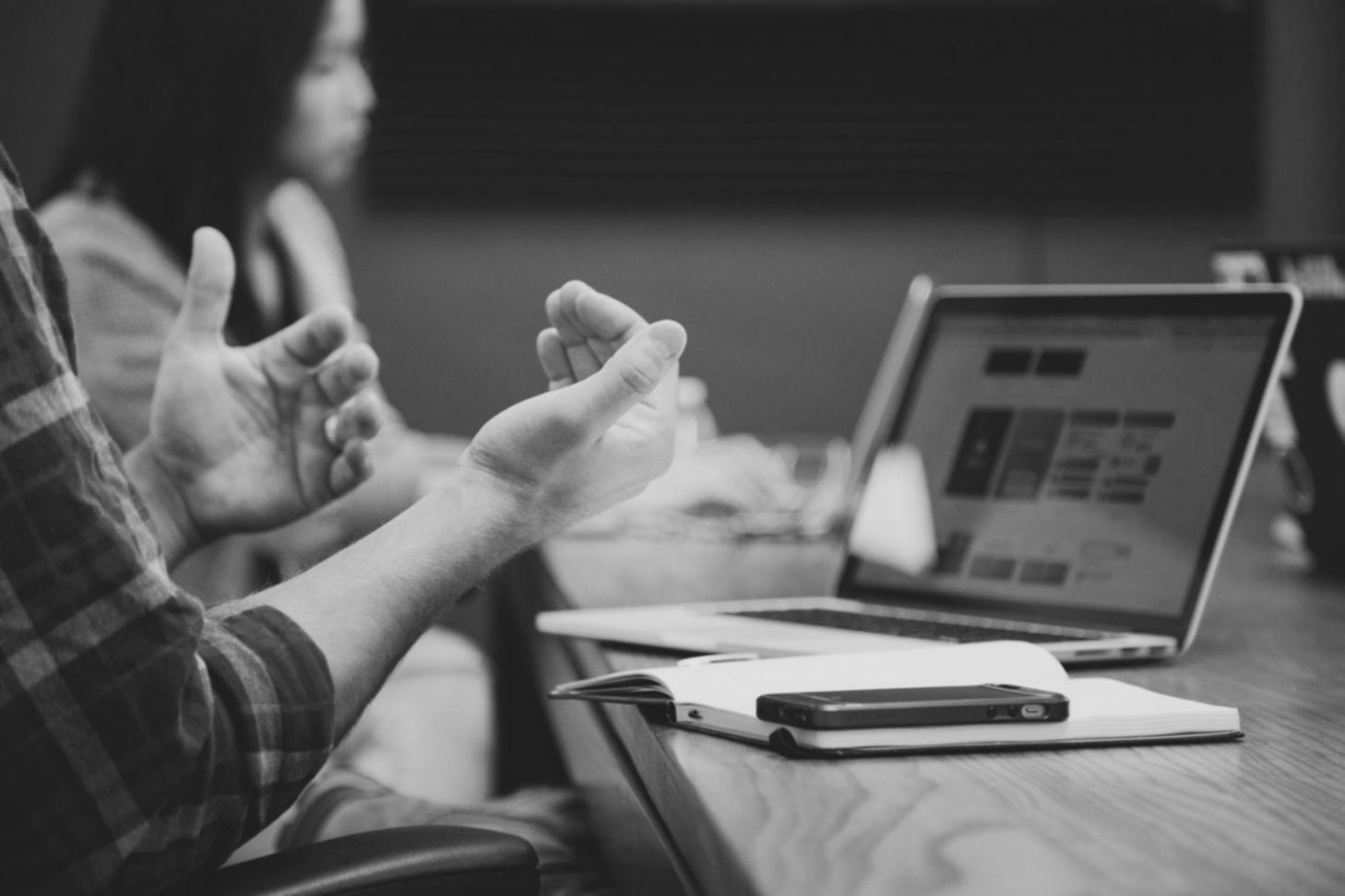 Équipe d'analystes financiers travaillant sur des projets stratégiques